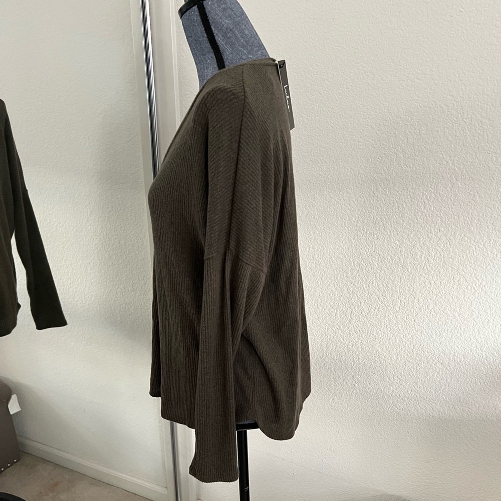 NWT Ribbed V-Neck Top - Picture 3 of 5